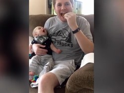 Begini Jadinya Kalau Bayi Mupeng Saat Ayahnya Makan Keripik