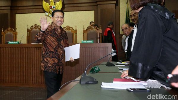 Senyum Khas Setya Novanto Usai Sidang