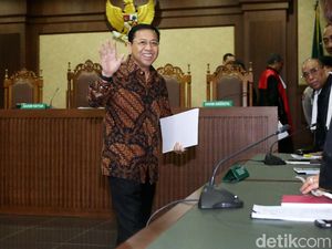 Senyum Khas Setya Novanto Usai Sidang