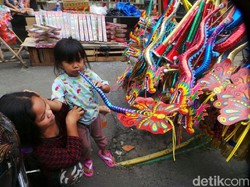 Terompet Tahun Baru Disebut Tularkan Difteri, Pedagang: Sedih Mbak!