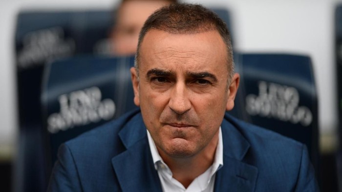 BOLTON, ENGLAND - OCTOBER 14: Carlos Carvalhal manager of Sheffield Wednesday looks on during the Sky Bet Championship match between Bolton Wanderers and Sheffield Wednesday at Macron Stadium on October 14, 2017 in Bolton, England. (Photo by Nathan Stirk/Getty Images)