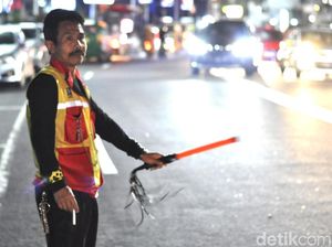 Babeh Kumis, Juru Parkir Jujur dari Sukabumi yang Viral Babeh Kumis, Juru Parkir Jujur dari Sukabumi yang Viral