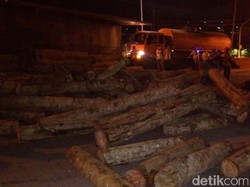 Truk Terguling di Lemahbang Semarang, Petugas Bereskan Kayu di Jalan