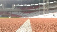Penampakan dari dekat, trek lari yang mengelilingi lapangan Stadion GBK. Indonesia dijadwalkan menjamu Islandia pada 14 Januari mendatang. Islandia, yang untuk kali pertama lolos ke Piala Dunia, tidak membawa serta pemain utamanya ke Jakarta. (Instagram @love_gbk)