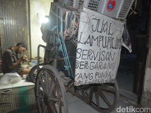 Kisah Andri Dokter Lampu Berkursi Roda di Cirebon
