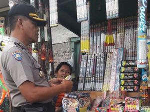 Polisi Larang Perayaan Tahun Baru di Surabaya dengan Pesta Petasan Polisi Larang Perayaan Tahun Baru di Surabaya dengan Pesta Petasan
