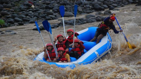 Foto: Rafting Seru & Kemping Asyik di Tepi Sungai Serayu
