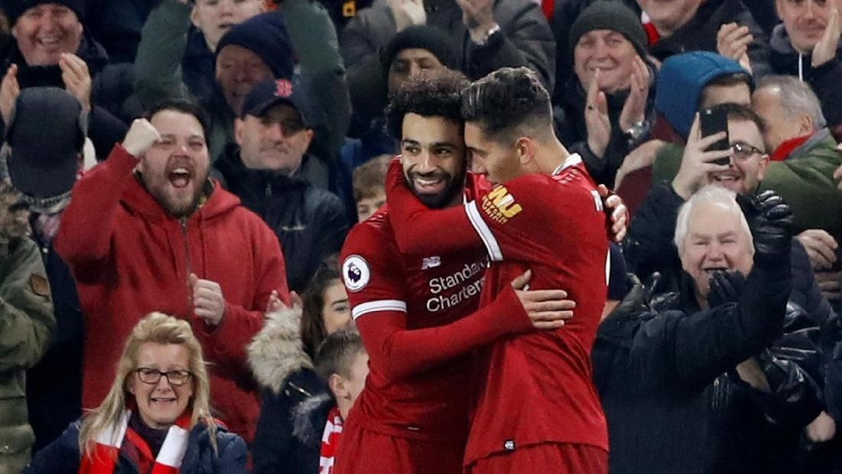 Roberto Firmino dan Mohamed Salah merayakan gol Liverpool ke gawang Swansea City (Carl Recine/Reuters)
