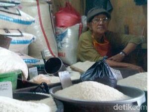 Operasi Pasar Disperindag Blitar Sepi Pembeli