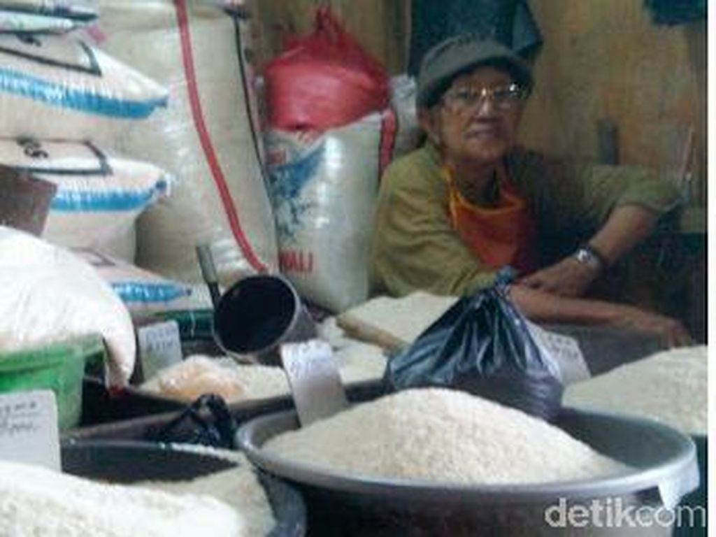 Operasi Pasar Disperindag Blitar Sepi Pembeli Operasi Pasar Disperindag Blitar Sepi Pembeli