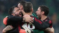 Gennaro Gattuso dan para pemain Milan merayakan kemenangan atas Inter. Hasil ini jadi angin segar untuk Milan di tengah hasil buruk yang belakangan mereka raih. Foto: Emilio Andreoli/Getty Images