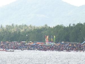 Momen Lebaran Topat di Pantai Cemara Lombok