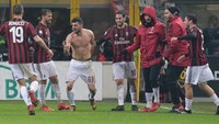 Gol Cutrone disambut gembira oleh para pemain Milan. Foto: Emilio Andreoli/Getty Images