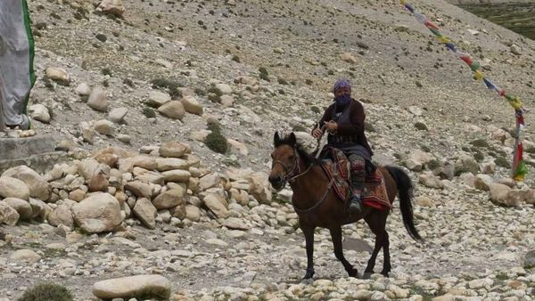 Foto: Suku Mustang, Orang-orang yang Percaya Bumi Datar