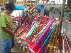 Curhat Tukang Terompet: Biasanya Bisa Jual 200, Sekarang Cuma 10