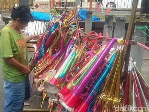 Curhat Tukang Terompet: Biasanya Bisa Jual 200, Sekarang Cuma 10 Curhat Tukang Terompet: Biasanya Bisa Jual 200, Sekarang Cuma 10