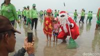 Foto: Sinterklas Sampai Batman Bersih-bersih Pantai Kuta