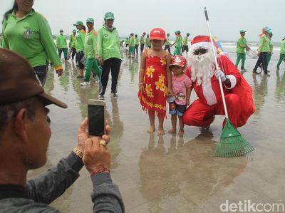 Foto: Sinterklas Sampai Batman Bersih-bersih Pantai Kuta