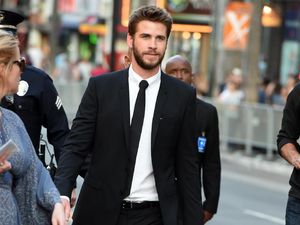 Isolasi Diri dengan Kekasih, Liam Hemsworth Ingin Punya Anak Isolasi Diri dengan Kekasih, Liam Hemsworth Ingin Punya Anak