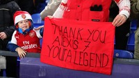 Pesan dari suporter Arsenal untuk Sanchez, yang dianggap sudah jadi legenda The Gunners. Foto: Catherine Ivill/Getty Images