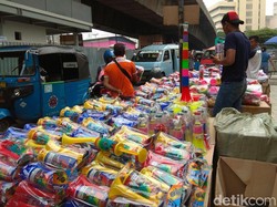 Pedagang Pernak-pernik Tahun Baru Khawatir Omzet Turun 50%