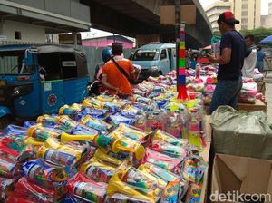 Pedagang Pernak-pernik Tahun Baru Khawatir Omzet Turun 50% Pedagang Pernak-pernik Tahun Baru Khawatir Omzet Turun 50%