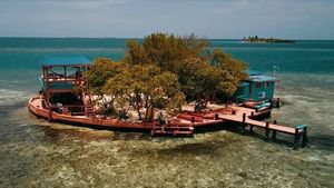 Foto: Pesan Penginapan Ini, Dapat Pulau!