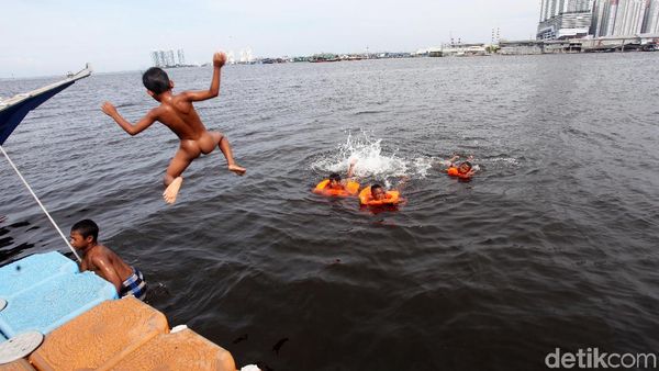 Semringahnya Anak-anak Muara Angke Mandi di Air Keruh