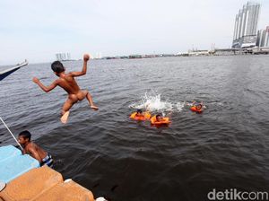 Semringahnya Anak-anak Muara Angke Mandi di Air Keruh