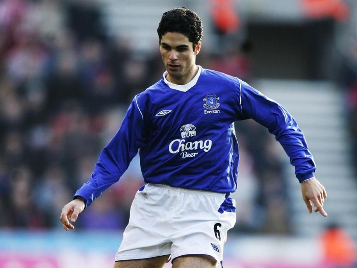 SOUTHAMPTON, ENGLAND - FEBRUARY 6:  Mikel Arteta of Everton in action during the Barclays Premiership match between Southampton and Everton at St Marys on February 6, 2005 in Southampton, England.  (Photo by Paul Gilham/Getty Images)