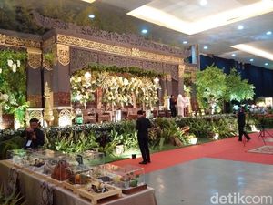 Mengintip Dekorasi Bernuansa Jawa di Akad Nikah Putri Mensesneg