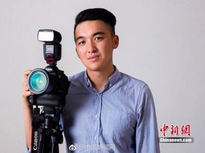 Ada Kisah Haru di Balik Fotografer Tampan yang Ambil Foto Keluarga Gratis