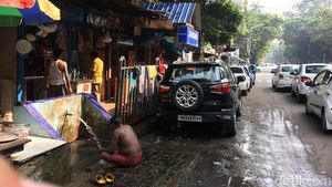 Foto: Melihat Orang India yang Mandi di Pinggir Jalan