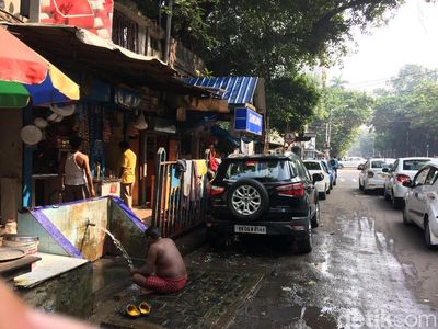 Foto: Melihat Orang India yang Mandi di Pinggir Jalan