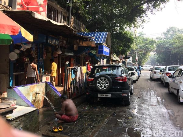 Foto: Melihat Orang India yang Mandi di Pinggir Jalan