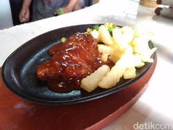 Main Ke Garut, Jangan Lewatkan Steak Dombrut yang Empuk Juicy!