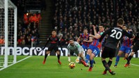 Pemain belakang Shkodran Mustafi membawa Arsenal unggul 1-0 lewat golnya di babak pertama. Foto: Peter Nicholls/Reuters