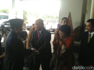 Berjas Hitam, JK Tiba di Lokasi Akad Nikah Putri Mensesneg di Yogya