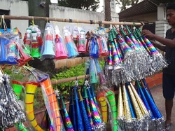 Pesan Pedagang: Jualan Terompet Nggak Boleh Dicoba-coba Pakai Mulut!