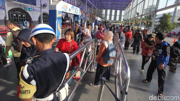 Stasiun Pasar Senen Mulai Dipadati Penumpang