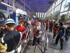 Stasiun Pasar Senen Mulai Dipadati Penumpang