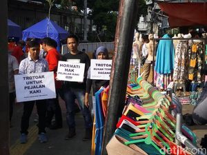 Koalisi Pejalan Kaki Protes Trotoar Tanah Abang Belum Steril Koalisi Pejalan Kaki Protes Trotoar Tanah Abang Belum Steril
