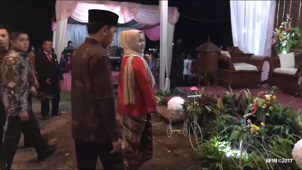 Gang Sempit yang Ditempuh Jokowi ke Pernikahan Anak Pawang Rusa
