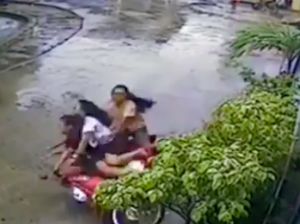 Calon Emak-emak Ini Bonceng Tiga dan Malah Jatuh Saat Nikung Calon Emak-emak Ini Bonceng Tiga dan Malah Jatuh Saat Nikung