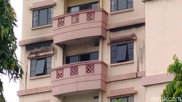 Foto: Garis Polisi dan Bercak Hitam Sisa Kebakaran di Puri Garden