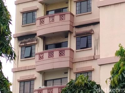 Foto: Garis Polisi dan Bercak Hitam Sisa Kebakaran di Puri Garden