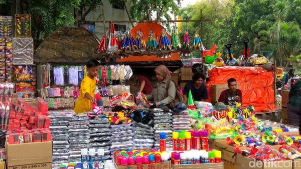 Mau Beli Terompet Buat Tahun Baru? Yuk ke Sini