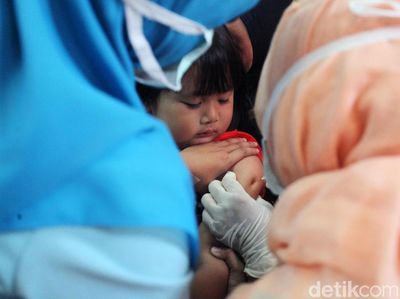 Lucu! Ekspresi Si Kecil Saat Imunisasi Difteri