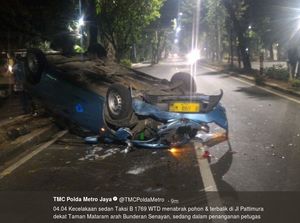 Taksi Terbalik Setelah Tabrak Pohon di Jalan Pattimura Jaksel