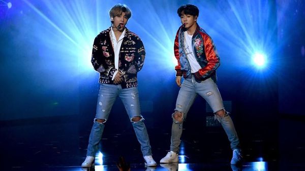 Foto: Gaya V BTS, Artis Korea yang Dinobatkan Jadi Pria Tertampan di Dunia